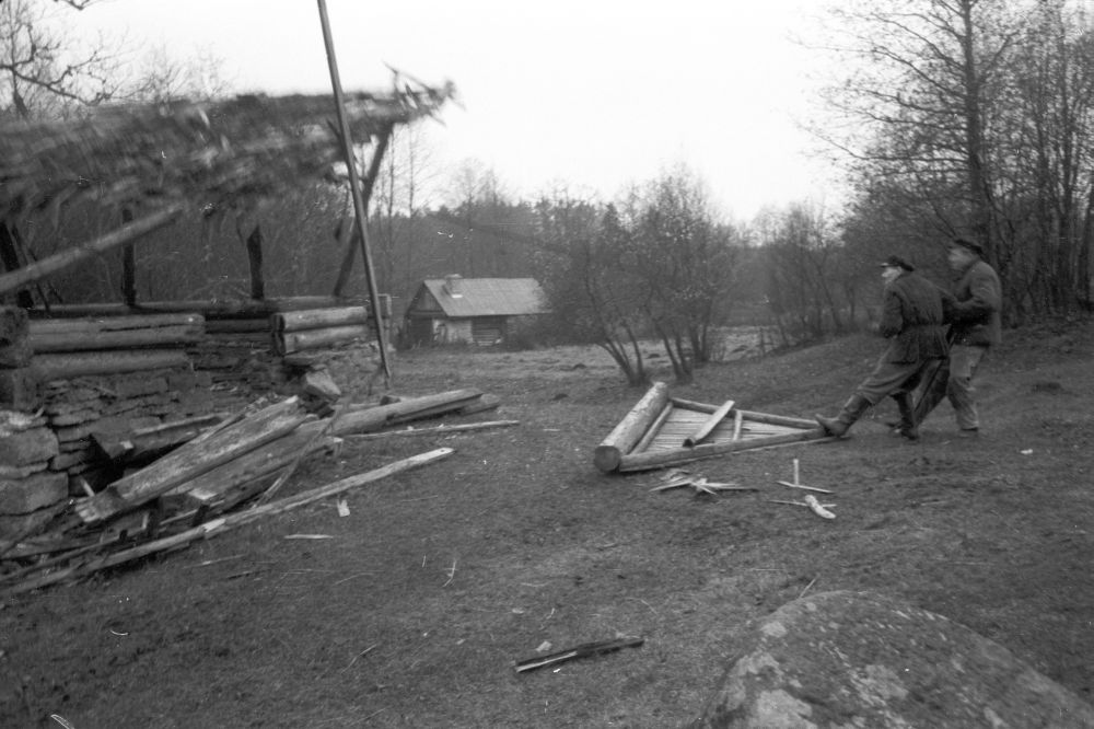 Möldri talu vesiveski lahtivõtmine Kahala külas, sarikate allalaskmine.