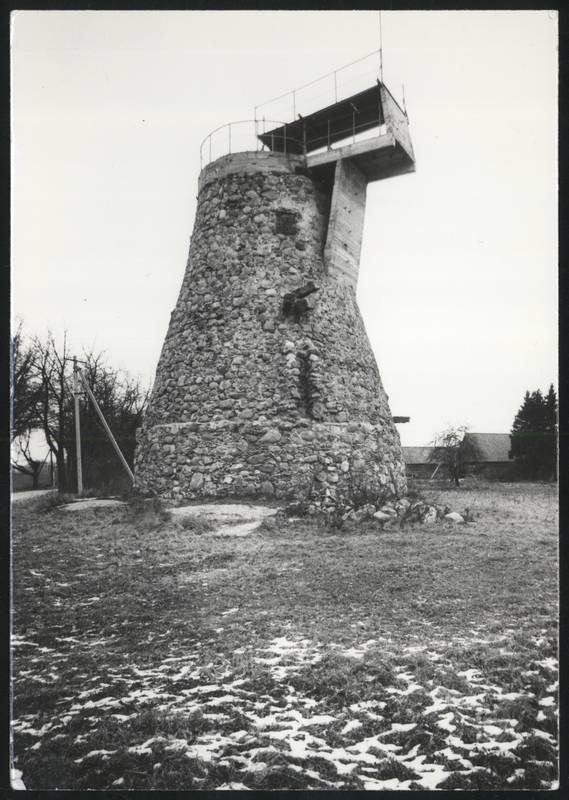 foto, Viljandi khk, Karula tuulik, seisukord poollagunenud, kohandatud ronimisõppusteks, 1982, foto E. Veliste