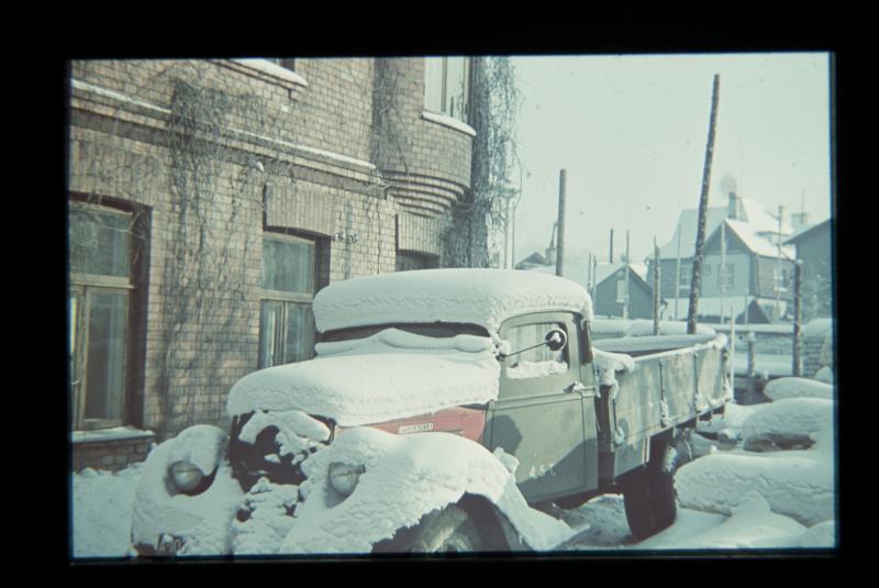 Lumine veoauto tellisvoodriga hoone kõrval.