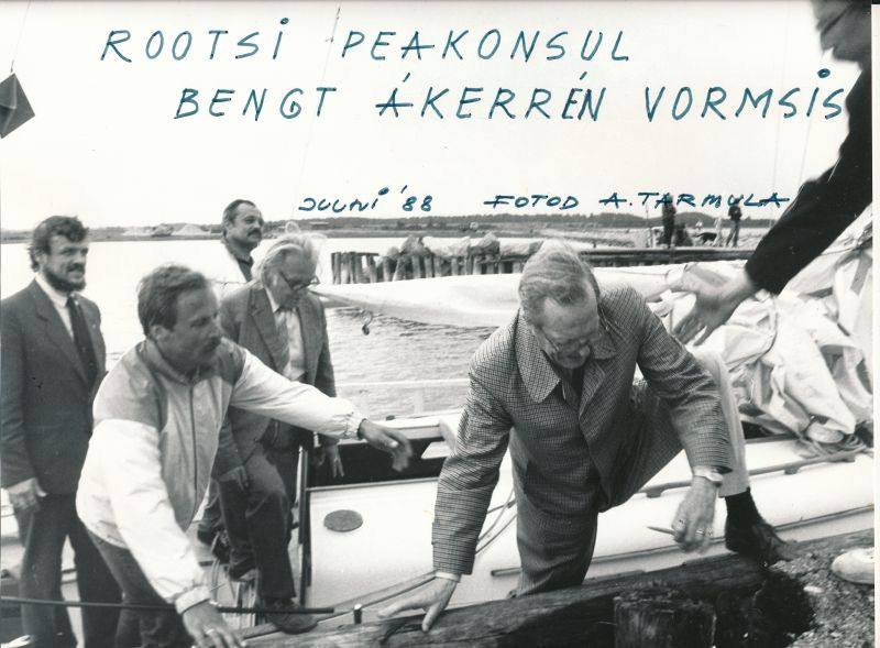 Foto. Rootsi Kuningriigi peakonsuli Leningradis hr. Bengt Akerreni Vormsil 21.juunil 1988.a.
Fotol härra peakonsuli saabumine Vormsi saarele: Eestirootslaste Kultuuriseltsi esimees Ain Sarv, arhitekt Ervin Johan Sedman ja härra peakonsul.
Foto: Arvo Tarmula.