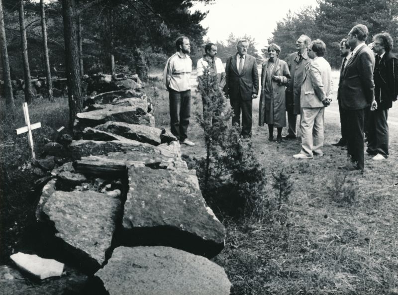 Foto. Rootsi Kuningriigi peakonsuli Leningradis hr. Bengt Akerreni Vormsil 21.juunil 1988.a.
Fotol külalised Vormsi surnuaias.
Foto: Arvo Tarmula.