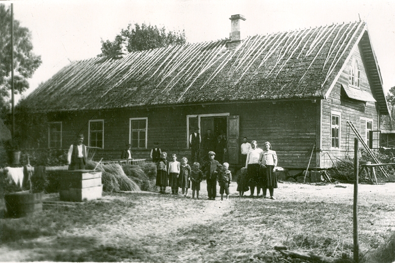 Foto. Vormsi. Norby küla, Bentasa taluhoone vormsilastega selle ees. 1924. Fotogr. G. Vilbaste.