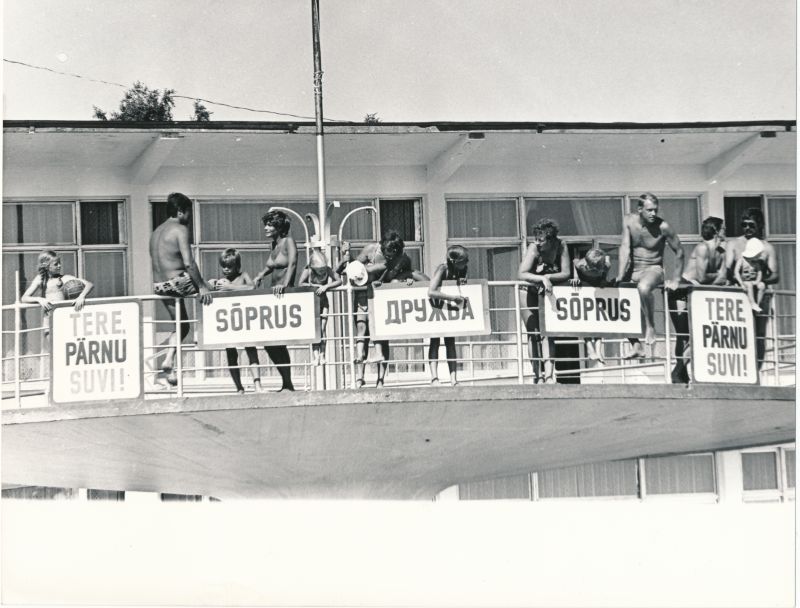 Foto. Suvitajad Pärnu rannahoone rõdul. 1982.