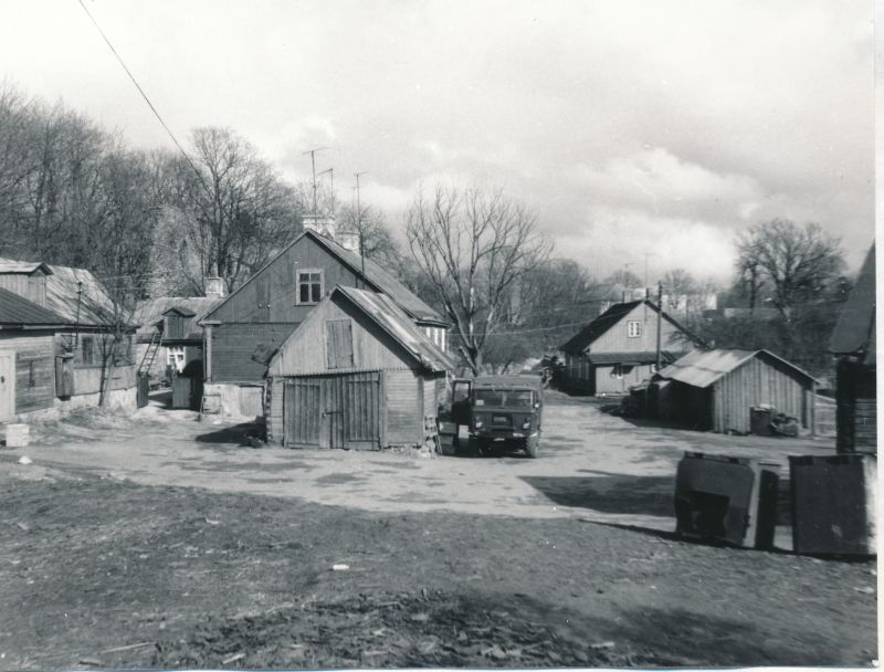 Foto. Karja tänav. Vaade linnuse vallikraavis asuvatele kruntidele ja hoonestusele. 1991.