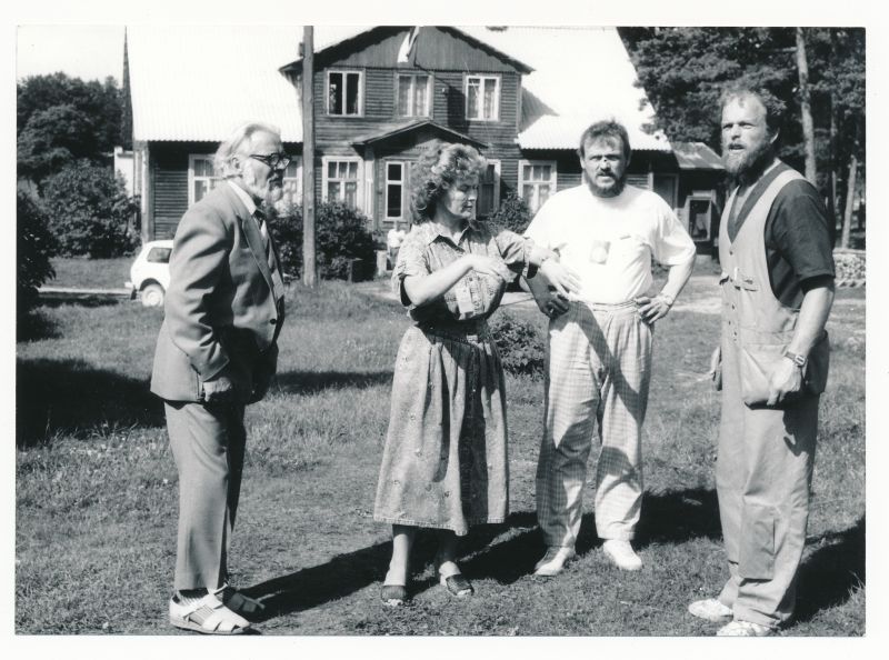 Foto. Vormsi päevade korraldajad juulis 1990. Vasakult: E.-J. Sedman, L. Sau, A. Sarv,  A.Varblane.