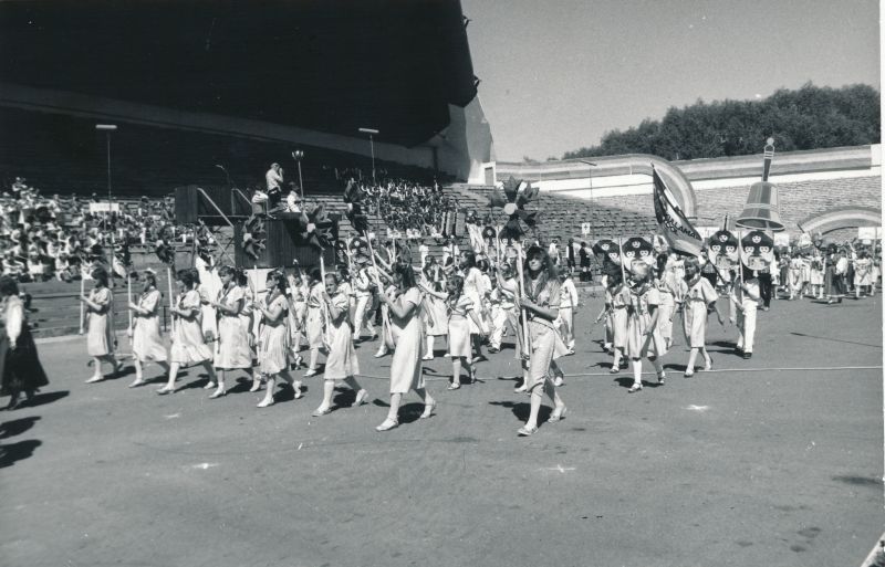 Foto. ENSV VI koolinoorte laulu- ja tantsupidu Tallinnas 2.-5.juulil 1987.a.  Haapsalu esindajad lauluväljakul. 
Foto: Elmar Ambos.