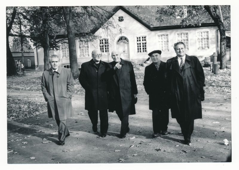 Foto. Haapsalu Jaani koguduse 1990.a. lõikuspüha külalised.Fotol: P.Reicca, T.Salumäe, H.Kalninð, H.Pitters, L.Deutsch.