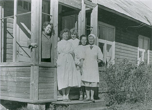 Foto. Vormsi haigla töötajad maja trepil.