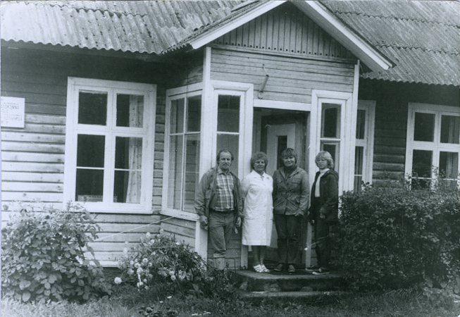 Foto. S. Zinkova külalistega Vormsi haigla trepil.