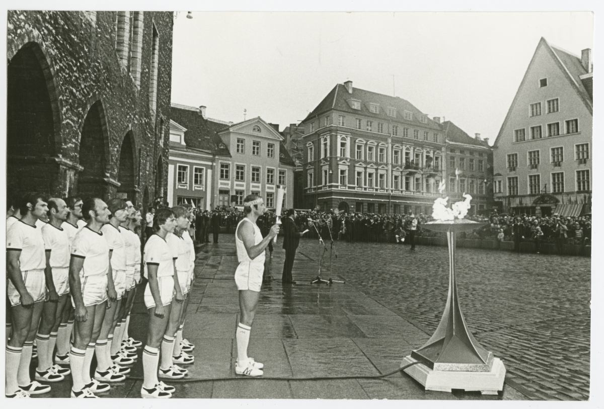 Olümpiatule vastuvõtmise tseremoonia Tallinnas Raekoja platsil: tõrvikut hoiab Saaremaa delegatsiooni esindaja Rein Tõru