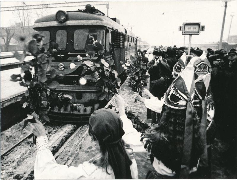 Foto. Lilledega võtsid tallinnlased vastu kiirrongi "Estonia", millega saabusid NLKP XXVI kongressi Eesti delegaadid