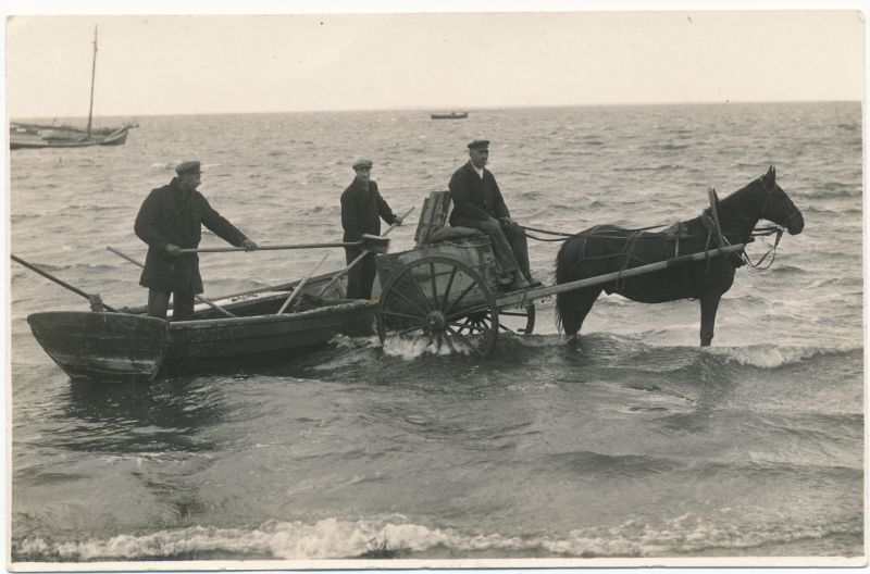 Foto. Haapsalu Bergfeldti mudaravila jaoks muda võtmine. 1920-25. Foto: J. Grünthal.