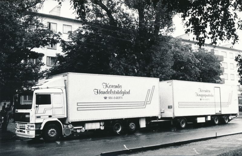 Foto. Soome baptistikoguduse saadetud kaubaauto heategevuseks mõeldud kaubaga Haapsalus teenindusmaja lähedal. 20.09.1991.