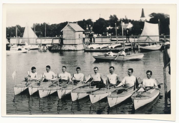 Foto. Haapsalu. Grupp Jahtklubi liikmeid süstadel (ca 1900). (E - 308/77) (Jkp. 2110 koopia).