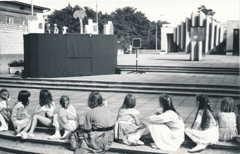 Foto. "Missio 91"`lasteetendus Haapsalu kultuurimaja ees 29.08.1991.a. Mustvalge.