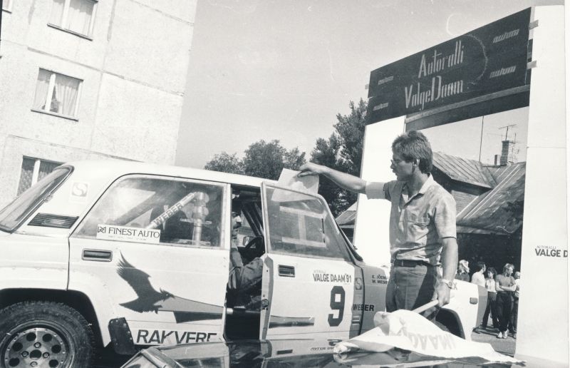 Foto. Autorallil "Valge Daam" Haapsalu Spordihoone juures 1991.a. Mustvalge.