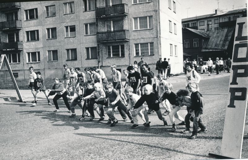 Foto. Haapsalu sügisjooksu start spordihoone juures 15.09.1991.a. Mustvalge.