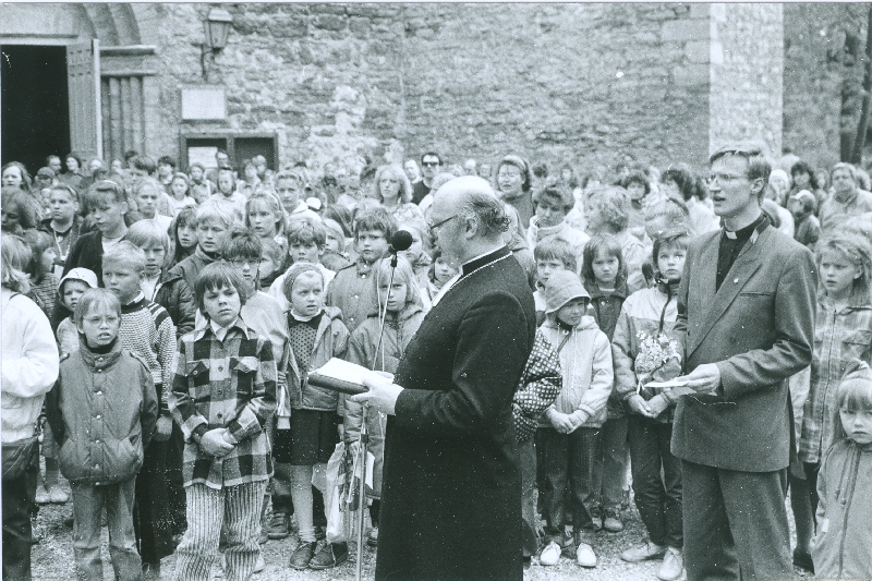 Foto. Laste pühapäevakooli lõpetamine Haapsalu Toomkiriku ees 2.06.1991.T.Salumäe ja P.Paenurm. Mustvalge.