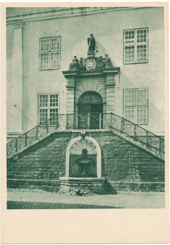 Postkaart. Narva vaade. Narva raekoja portaal. 1956.
