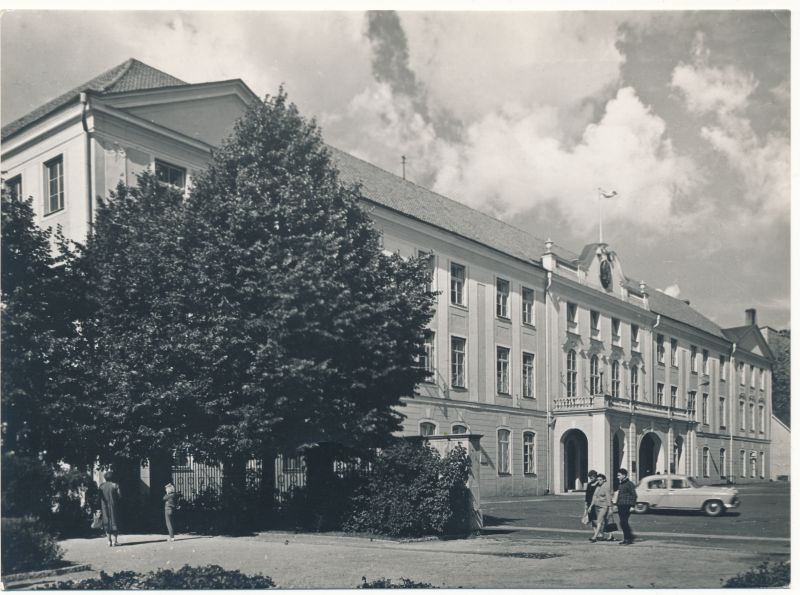 Fotopostkaart. Tallinna vaade. Eesti NSV Ministrite Nõukogu hoone Toompeal (Toompea loss). 1965. Foto: K. Oras