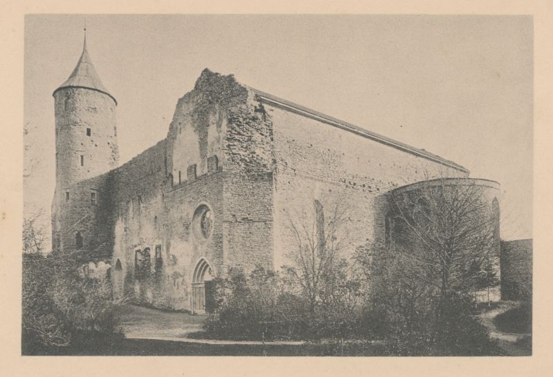 Foto. Haapsalu lossivaremed XIX saj. viimasel veerandil. Esiplaanil lossikirik, vasakul peahoone läänemüür vahitorniga.
