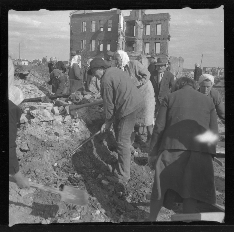 Inimesed Tartu linna sõjajärgsetel taastamistöödel