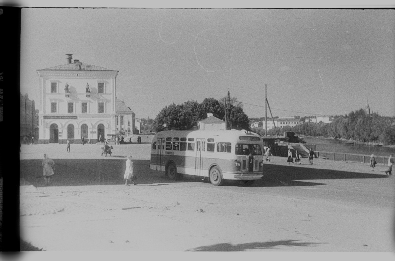 Linnaliinibuss Tartus Nõukogude väljakul