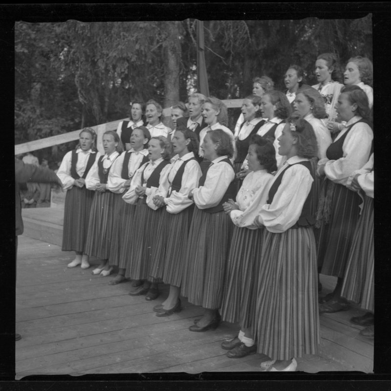 Naiskoorid Tartus Kassitoome orus laulmas
