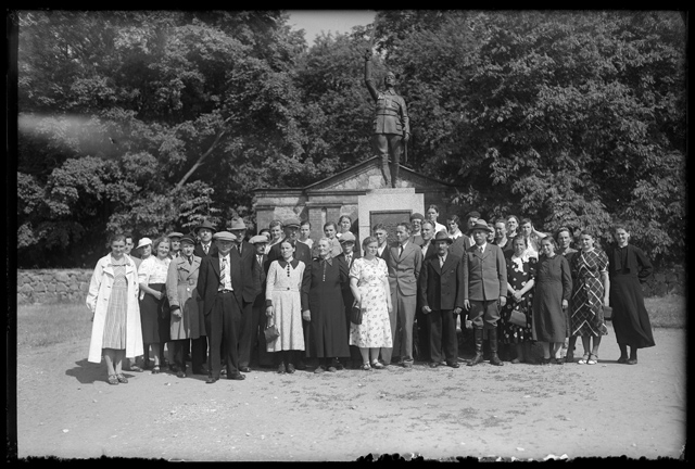 Ekskursioonigrupp Alatskivil vabadussõja mälestussamba juures