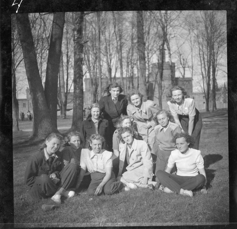 Tüdrukute grupipilt Tartu Õlletehase taustal Tähtveres
