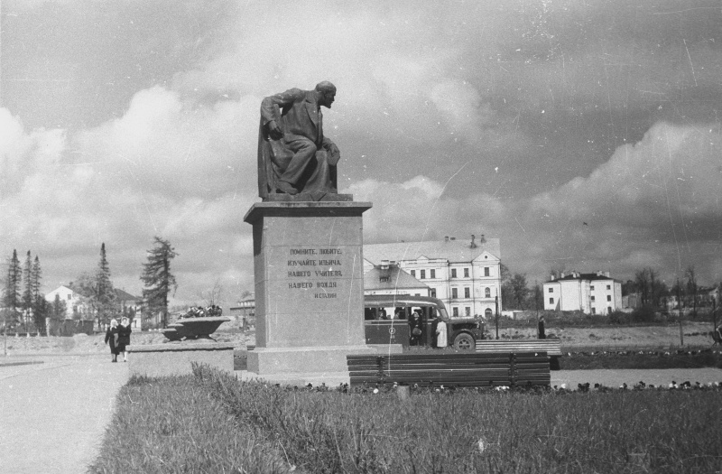 Lenini kuju Eesti Põllumajanduse Akadeemia peahoone ees