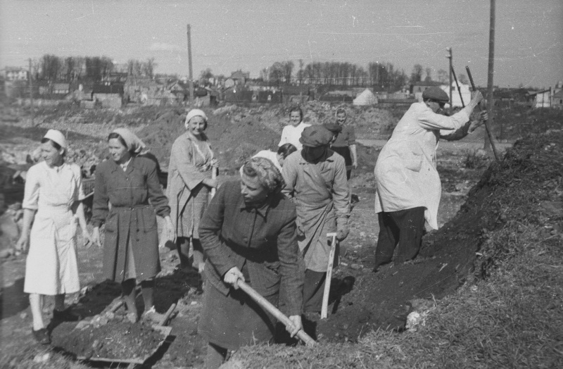 Inimesed Tartu linna sõjajärgsetel taastamistöödel