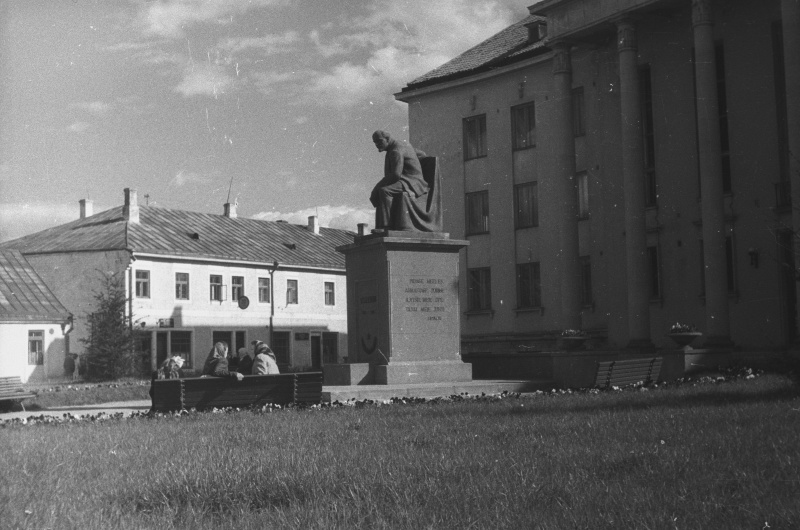 Lenini kuju Eesti Põllumajanduse Akadeemia peahoone ees