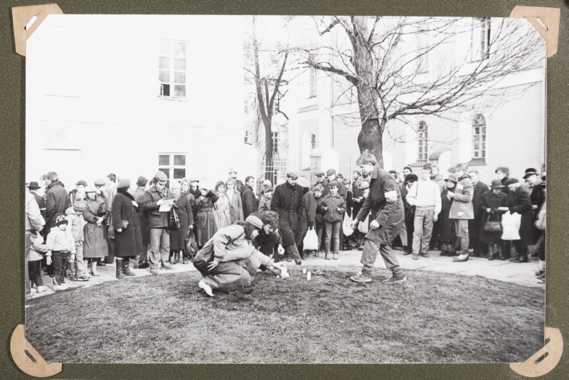 Tartu muinsuskaitsepäevad 1988. Küünalde süütamine Gustav Adolfi mälestussamba kohal TÜ peahoone taga