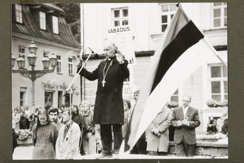 23.08.1988 Molotov-Ribbentropi pakti aastapäeva tähistamine Tartus Raekoja platsil. Õnnistab õp. Vello Salum