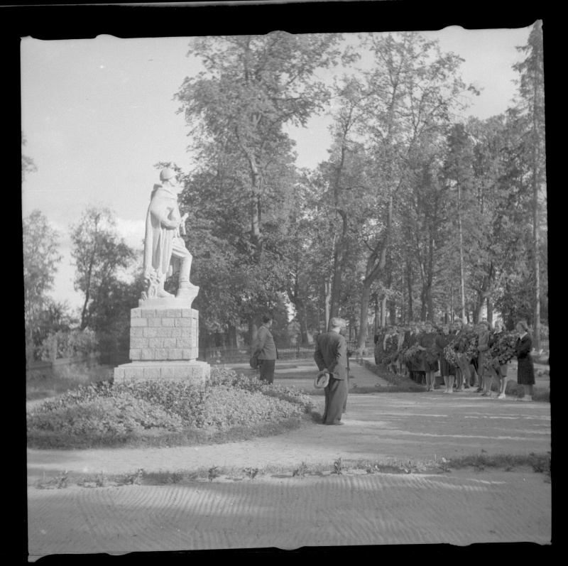 Rahvas punaarmeelaste ausamba juures Raadi pargis