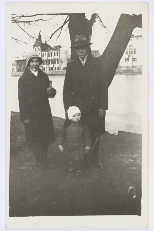 Johannes Nõmm abikaasa ja pojaga Vabaduse puiesteel 1932