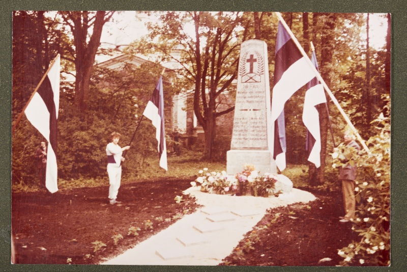 Vabadussõja mälestussamba taasavamine Lalsis 19.06.1988