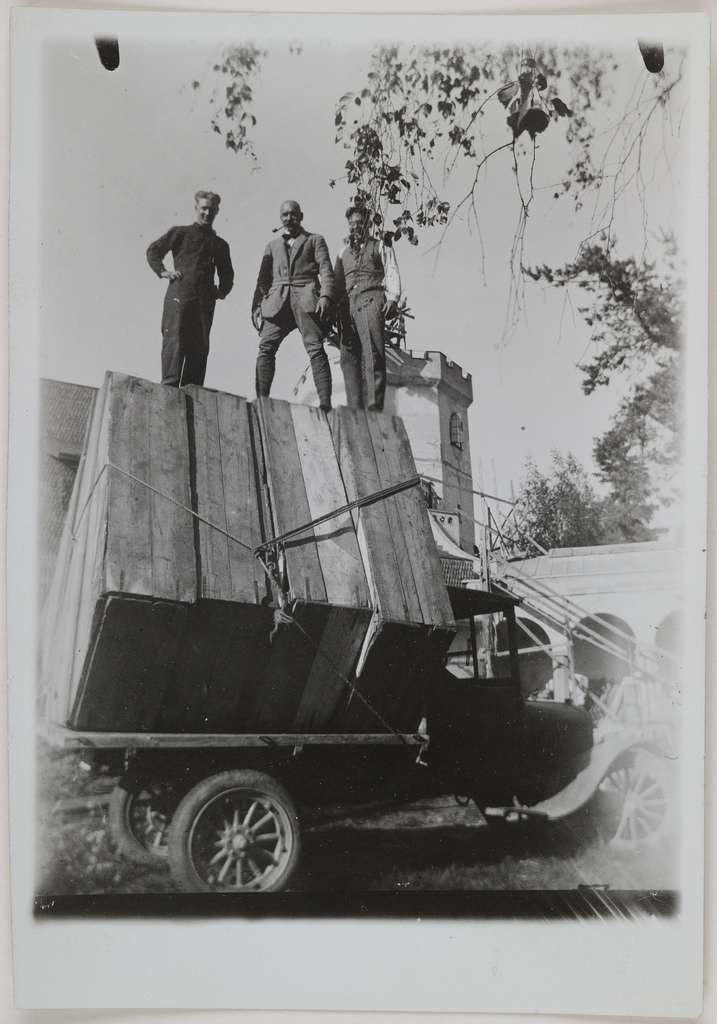 Studies for the Kalevala frescoes ready to be taken from Tarvaspää to the National Museum of Finland; standing on the loaded models are Yrjö Lampila (left) and Jorma and Akseli Gallen-Kallela