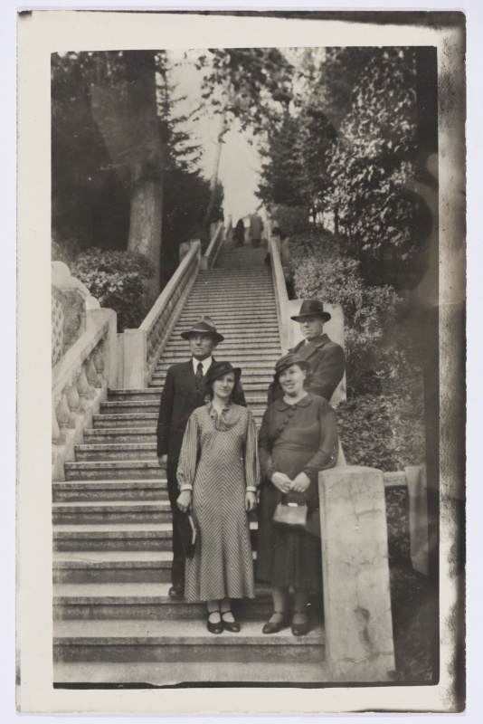 Johannes Nõmm (paremal) abikaasa ja sõpradega Petseri kloostris trepil