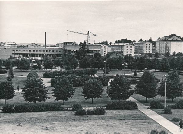 Kaubamaja ehitus (Riia 2) ja uued paneelmajad Kalevi ja Aleksandri tänaval (vaade kesklinna pargi poolt). Tartu, 1964. Foto ETA, fotograaf  Erich Norman.