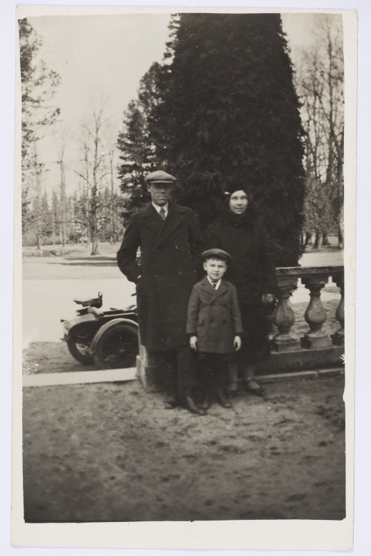 Johannes Nõmm abikaasa ja pojaga Raadi pargis 1935