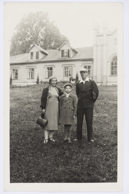 Johannes Nõmm abikaasa ja pojaga Kukulinnas 1939