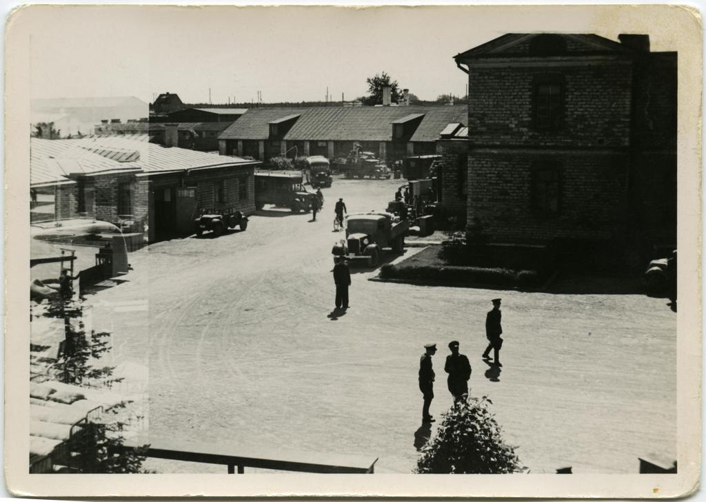 Lahkumine Sidepataljoni kasarmust, 1940. a. juunis, Tallinnas, sõdurid ja autod kasarmu hoovil.