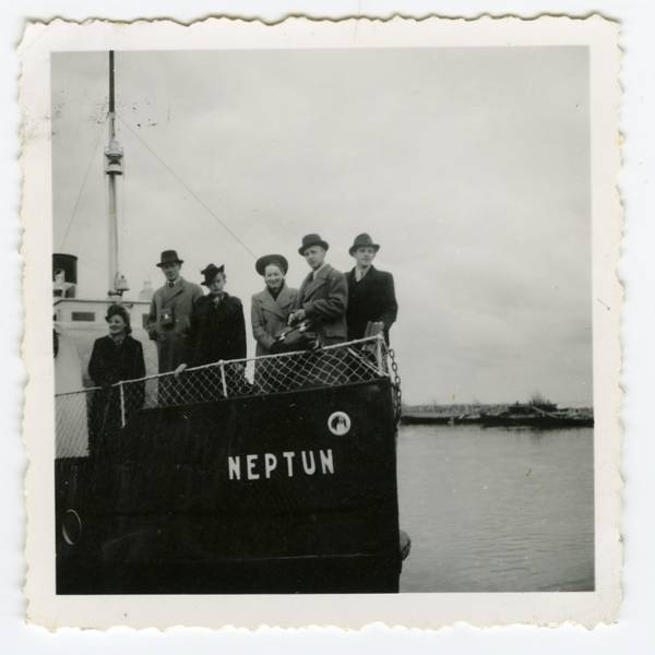 Laev Neptun: kapten Rait Vatsel (portfelliga) koos poja ja abikaasaga ning sugulastega. Tartu, 1930-1940.