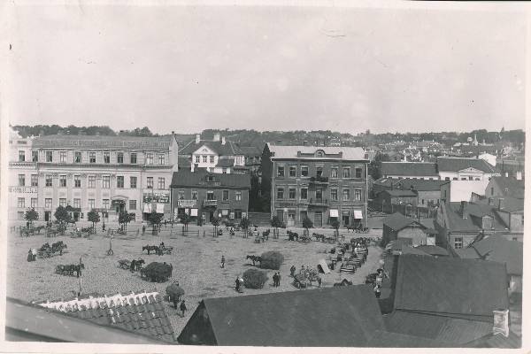 Tartu linnavaade. Heinaturg Raekoja (Raatuse) tänaval. 20. sajandi algus.