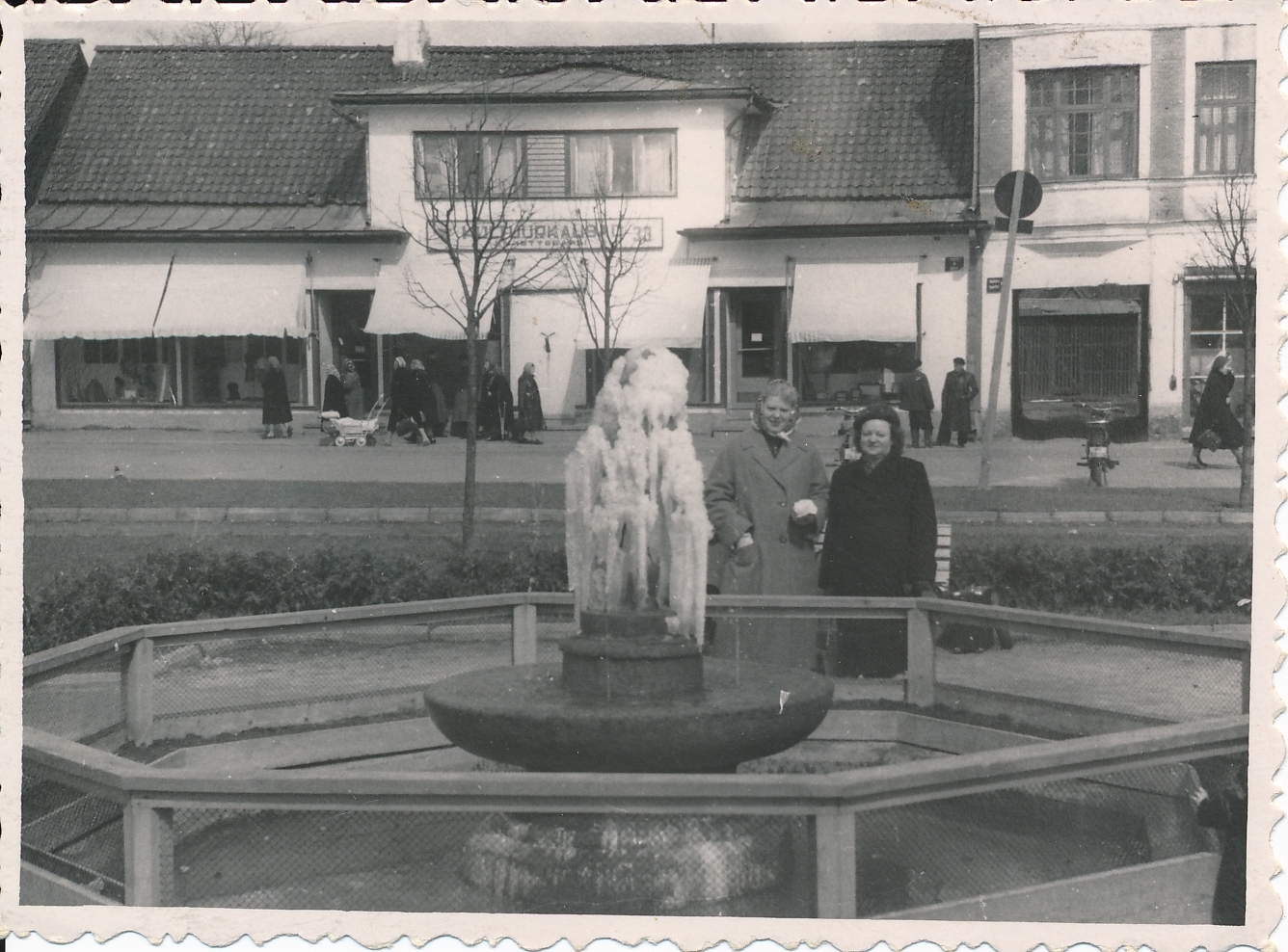 foto, Viljandi, Keskväljak, purskkaev Tüdruk tuvidega (kuju kaetud jääga), taga Tartu tn, u 1958