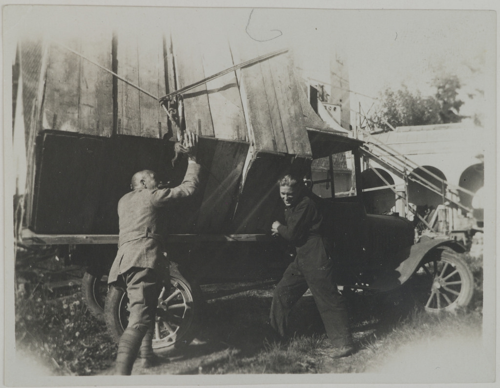 Studies for the Kalevala frescoes ready to be transported from Tarvaspää to the National Museum of Finland, Akseli Gallen-Kallela with another man by the car, 1928. Print 1 of the picture 1.