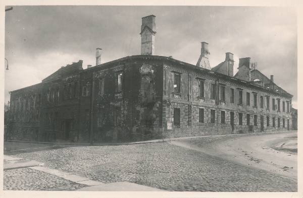 Tartu Tütarlaste Gümnaasiumi (TTG) varemed Riia ja Kalevi t nurgal, 30.09.1945.