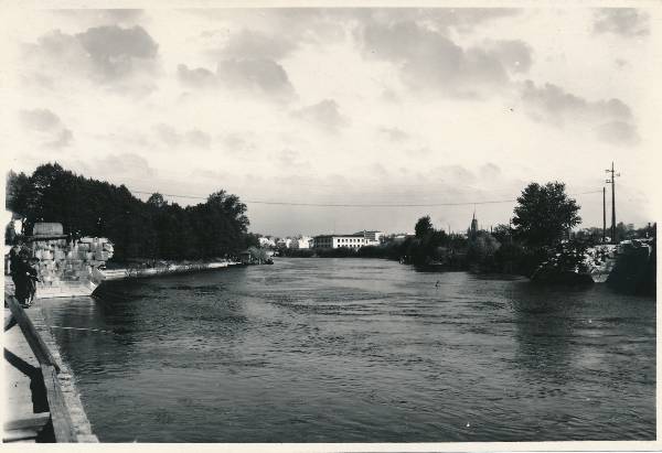 Emajõgi, kalda ääres sillatoed tulevasele kaarsillale. Tartu, 1957.